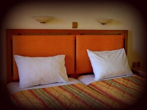 Habitación Deluxe con 1 cama matrimonial o 2 individuales, 2 camas individuales | Caja de seguridad en la habitación y insonorización