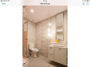 Regadera, amenidades de baño gratuitas, secadora de cabello, batas