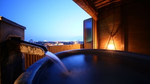 Un bain à remous avec vue sur le paysage urbain au crépuscule.
