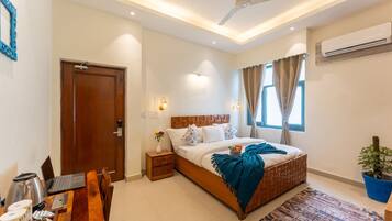 Deluxe Private Room | Premium bedding, blackout drapes, free WiFi, bed sheets
