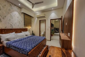 Deluxe tweepersoonskamer | Badkamer | Een douche, badjassen, een bidet, toiletpapier