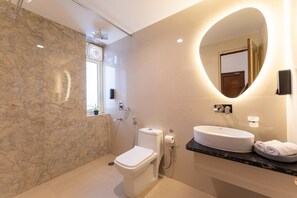 Doppia Deluxe | Bagno | Doccia, accappatoio, bidet, carta igienica