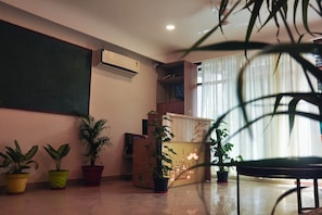 Reception - Moustache Delhi - Hostel (New Delhi)