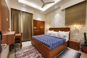 Deluxe tweepersoonskamer | Luxe beddengoed, verduisterende gordijnen, gratis wifi, beddengoed