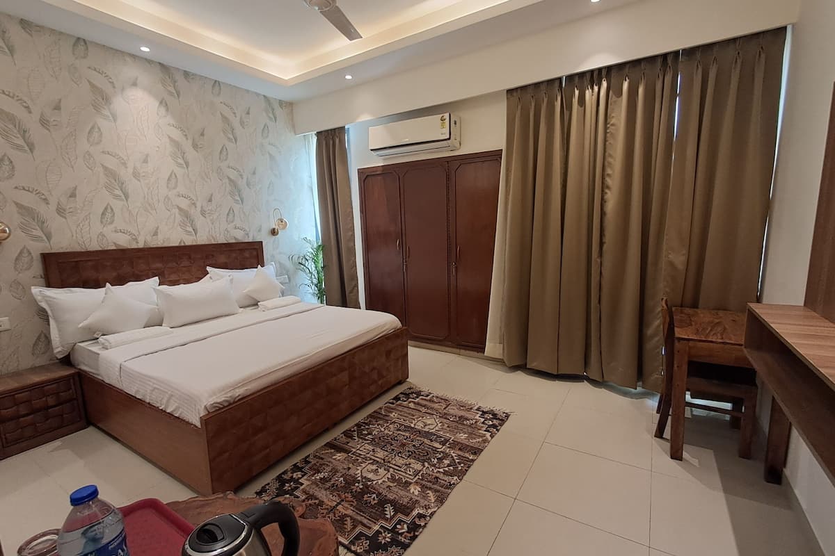 Superior Private Room | Premium bedding, blackout drapes, free WiFi, bed sheets
