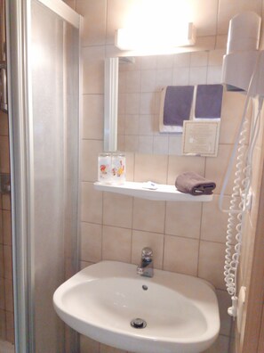 Kamar Double Standar | Kamar mandi | Shower, pengering rambut, dan handuk