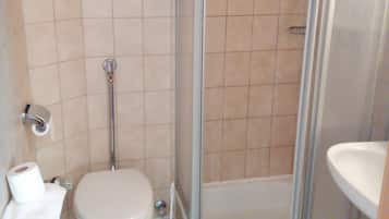 Kamar Double Standar | Kamar mandi | Shower, pengering rambut, dan handuk