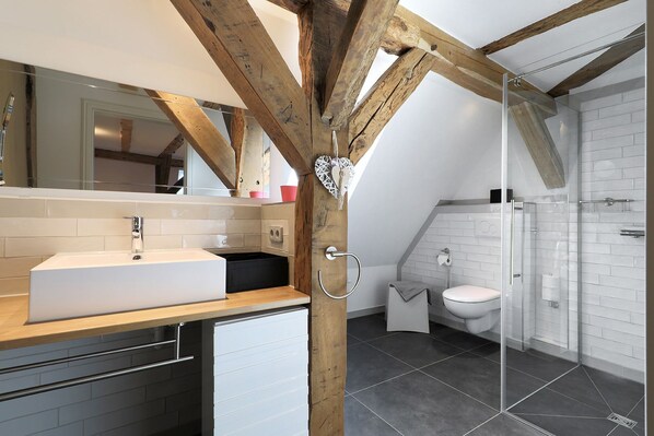 Appartement, plusieurs lits, vue jardin | Salle de bain | Douche, sèche-cheveux, serviettes fournies