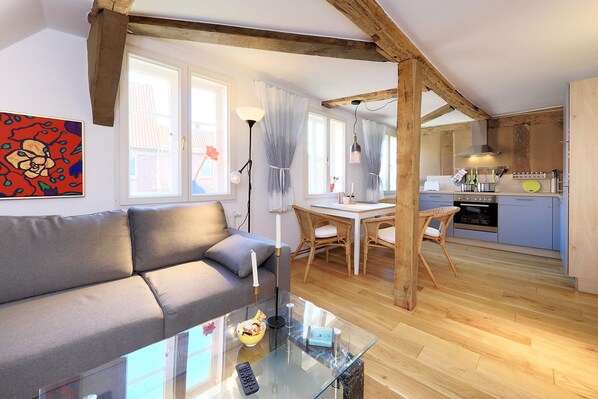 Căn hộ, nhiều giường, quang cảnh thành phố | Khu phòng khách | TV màn hình phẳng 