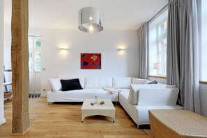 Appartement, plusieurs lits, accessible aux personnes à mobilité réduite, vue ville | Coin séjour | Télévision à écran plat