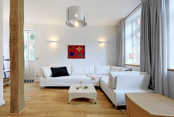 Appartement, Plusieurs lits, accessible aux personnes à mobilité réduite, vue sur la ville | Aire de séjour | Téléviseur à écran plat