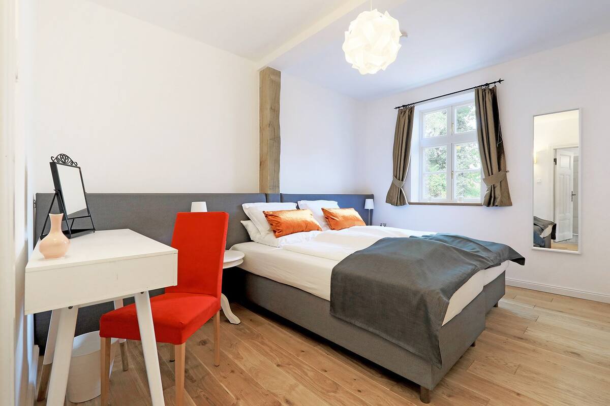 Appartement, meerdere bedden, toegankelijk voor mindervaliden, uitzicht op stad | Een kluis op de kamer, individueel gedecoreerd, individueel gemeubileerd