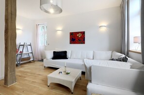 Appartement, plusieurs lits, accessible aux personnes à mobilité réduite, vue ville | Coffres-forts dans les chambres, décoration personnalisée