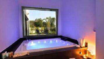 Family Suite, 2 Bedrooms, Jetted Tub, Garden View | Deep-soaking bathtub