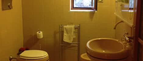 Habitación cuádruple clásica, 1 cama King size, para no fumadores | Baño | Amenidades de baño gratuitas, secadora de cabello, bidet, toallas
