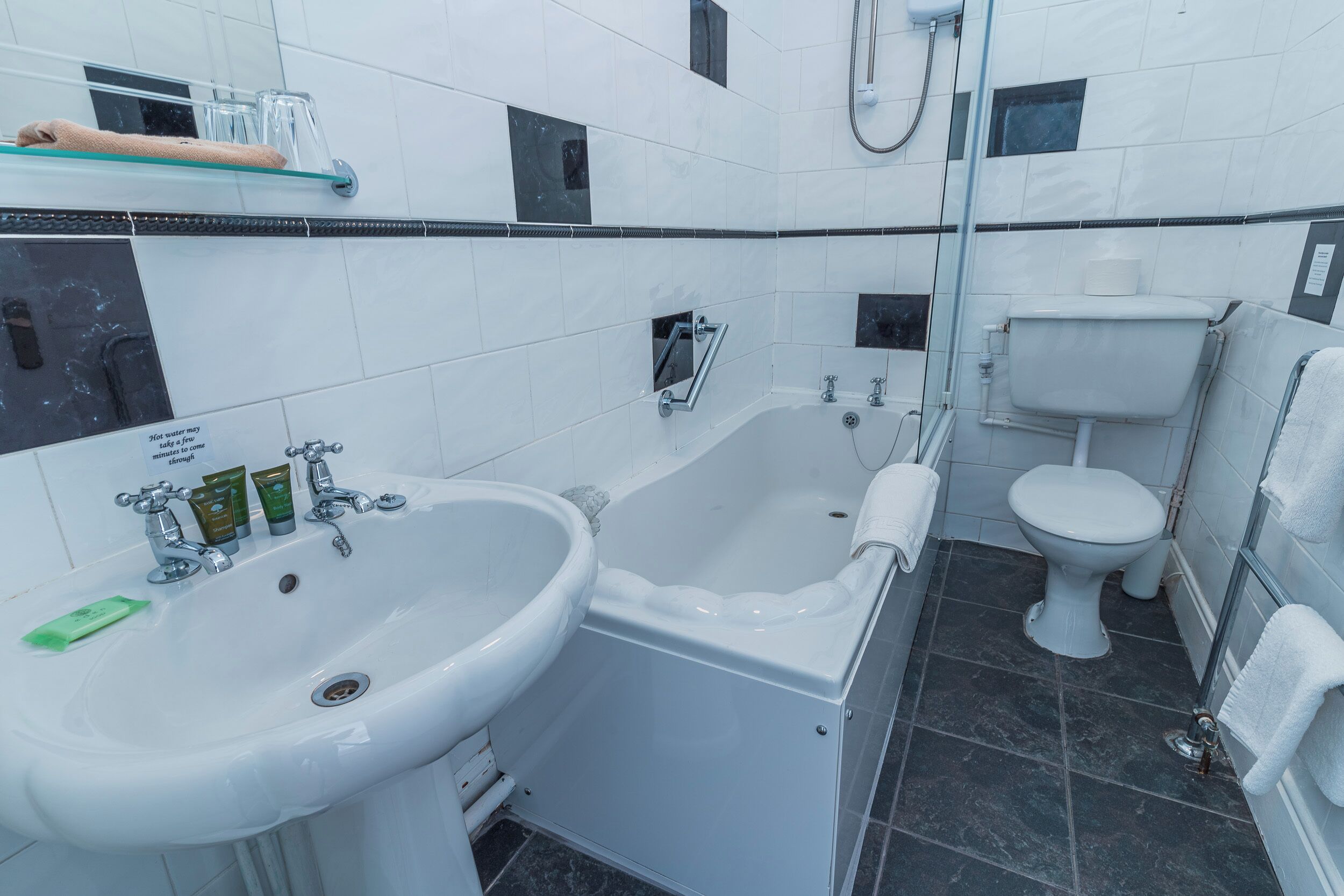 Un baño con lavamanos, bañera, inodoro y ducha.