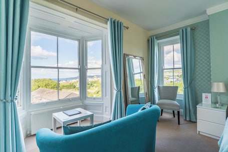 Decoración personalizada, muebles diferentes y wifi gratis . Rooms at The Highcliffe