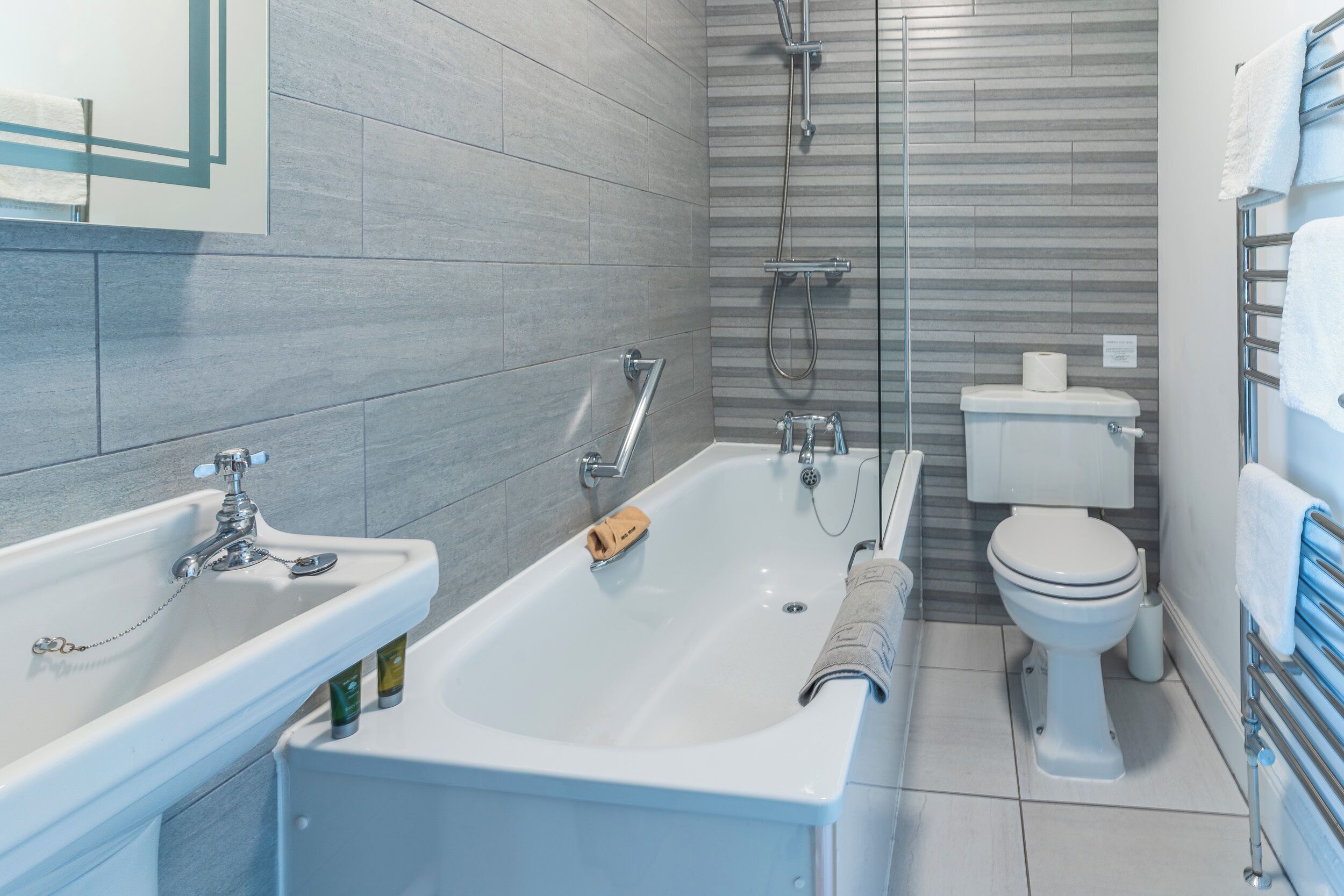 Un baño moderno con bañera, lavabo, inodoro y ducha.