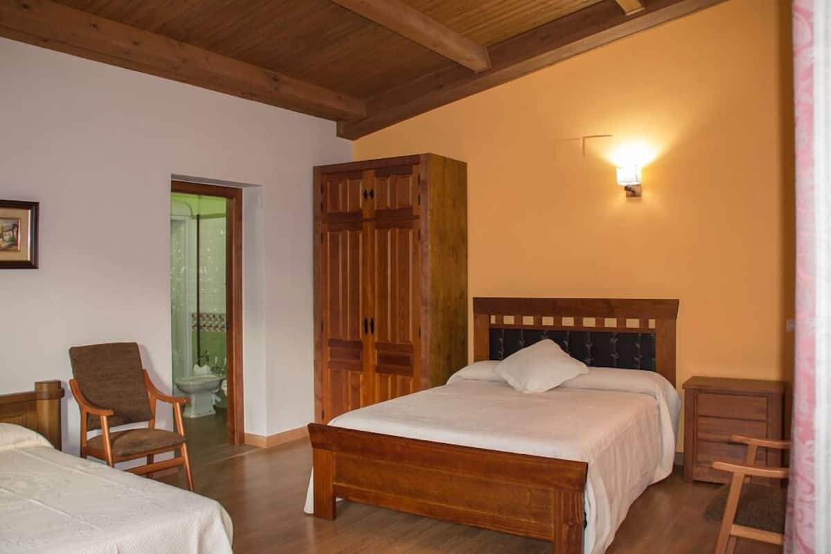 Habitación triple | Tabla de planchar con plancha, cunas gratuitas, camas supletorias