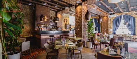 2 restaurants, breakfast, lunch served; local and international cuisine