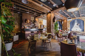 2 restoran, sarapan dihidangkan, masakan tempatan dan antarabangsa