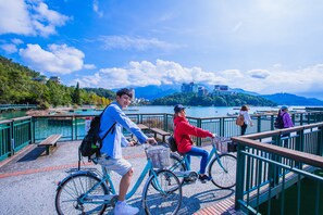 A pier with a view of a lake and mountains. - Hotel Del Lago (Yuchi)
