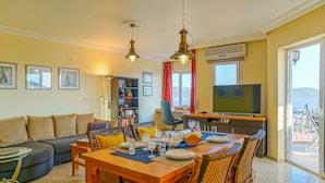 Apartamento, 2 habitaciones | Servicio de comidas en la habitación