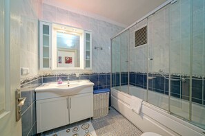 Apartamento, 2 habitaciones | Baño | Ducha, secador de pelo y toallas