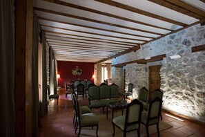 Bữa sáng buffet hàng ngày (7 EUR/mỗi người) 