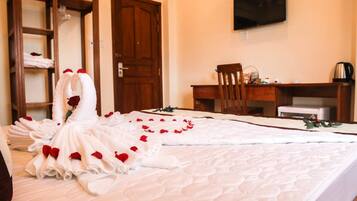 Escritorio, wifi gratis y ropa de cama