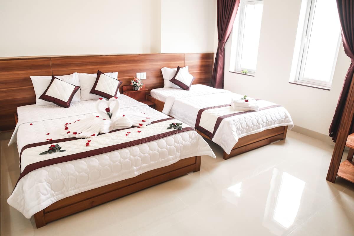 Habitación triple superior | Escritorio, wifi gratis y ropa de cama
