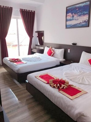 Minibar, desk, blackout curtains, iron/ironing board - Dat Thien An Hotel (Da Lat)