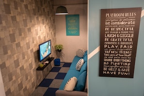 Lobby sitting area - Vibrant Hostel (Kota Kinabalu)