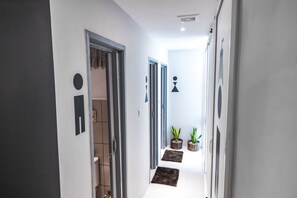 Ducha, artículos de higiene personal gratuitos, bidé y toallas