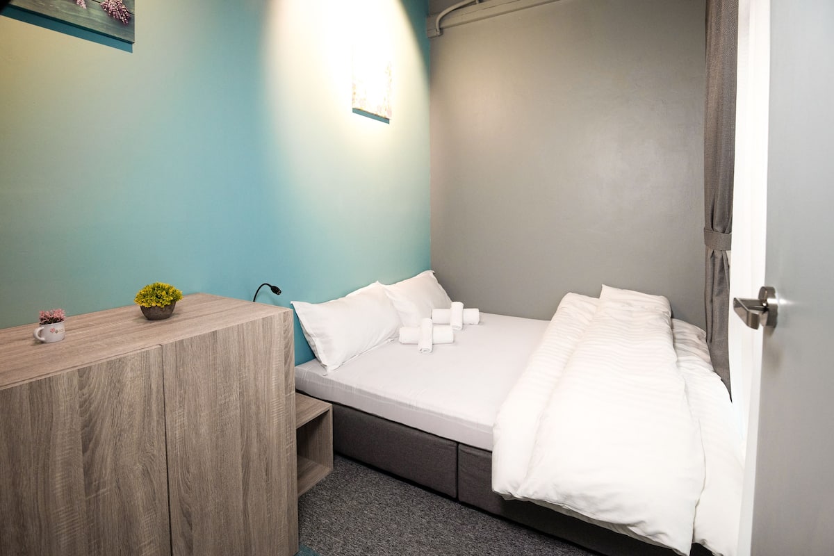 Private Queen Room  | WiFi (free), bed sheets