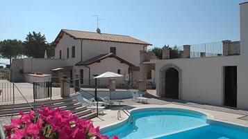 Piscine extérieure (ouverte en saison)