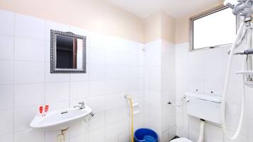 Standard Room | Bathroom | Shower, towels