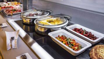 Ontbijtbuffet op werkdagen (EUR 13 per persoon)