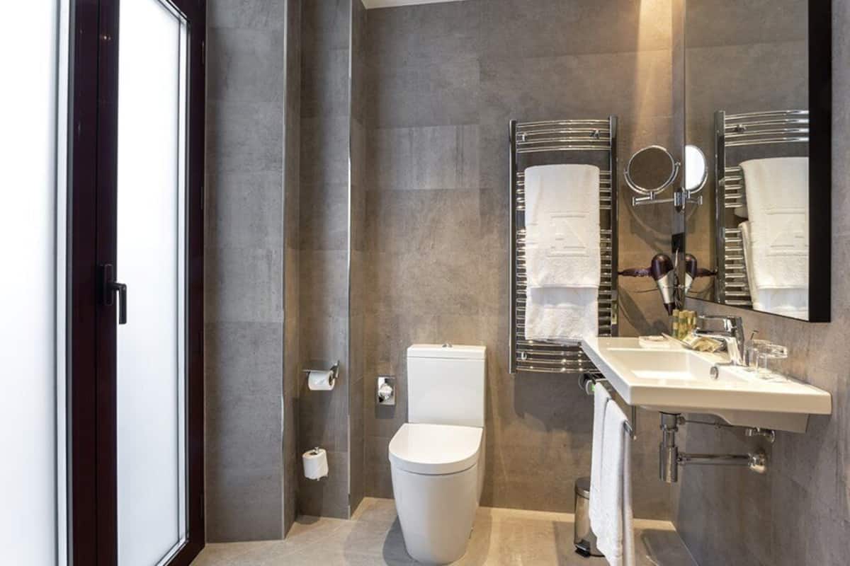 1 bedroom, down duvets, minibar, in-room safe