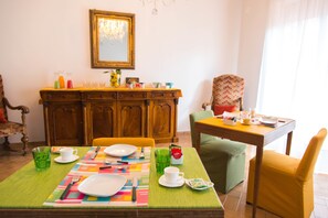 Free daily continental breakfast  - La Reginella B&B Sorrento (Sorrento)