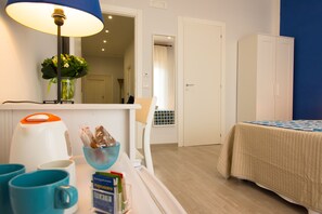 2 bedrooms, premium bedding, down comforters, Select Comfort beds - La Reginella B&B Sorrento (Sorrento)