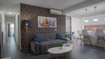 Apartment | Living room | Flat-screen TV, DVD player, MP3 dock