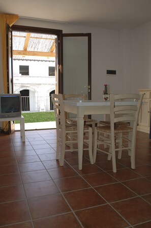 Refrigerador, horno, parrilla de estufa y utensilios de cocina 