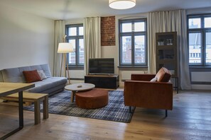 Apartament prèmium, no fumadors, vistes a la ciutat | Sala d'estar | Televisor intel·ligent
