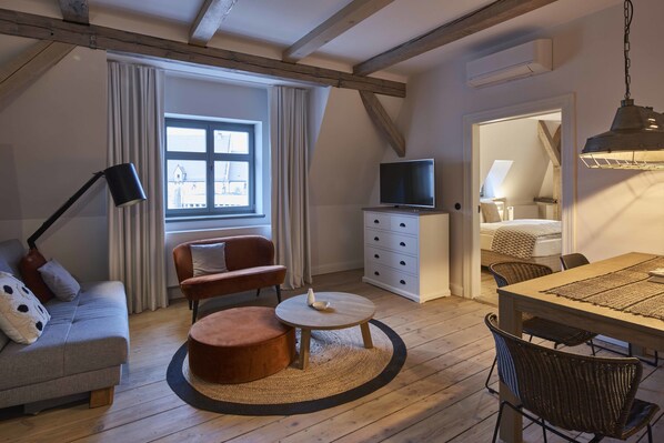 Apartament Comfort, no fumadors, vistes a la ciutat | Sala d'estar | Televisor intel·ligent