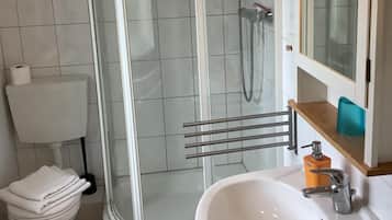 Dusche, Haartrockner, Handtücher