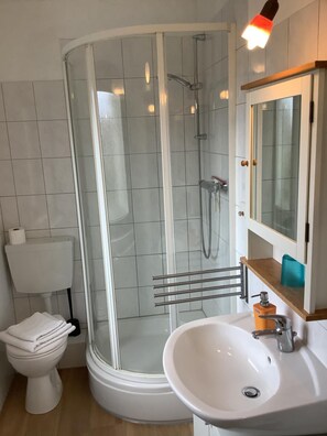 Shower, hair dryer, towels - Villa Wolkenlos (Dahme)