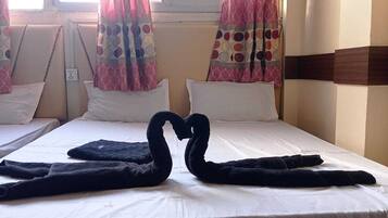 Habitación Deluxe con 1 cama matrimonial o 2 individuales, vista a la ciudad (AC) | Caja de seguridad en la habitación y wifi gratis