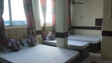 Habitación Deluxe con 1 cama matrimonial o 2 individuales, vista a la ciudad (AC) | Caja de seguridad en la habitación y wifi gratis