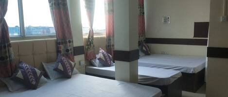 Deluxe-værelse med dobbeltseng eller 2 enkeltsenge - byudsigt (AC) | Pengeskab på værelset, gratis Wi-Fi